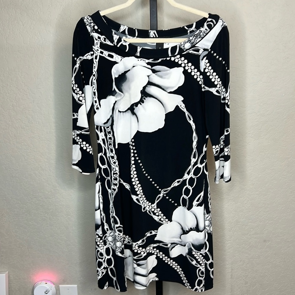 451 - White House Black Market NWOT Black/White Floral Mini Dress, Size Small